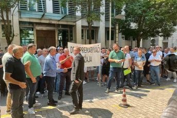 Drvoprerađivači protestuju ispred Vlade: Traže da se poništi javni poziv za redovnu sječu i jednake šanse za kupovinu sirovine