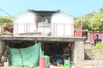 Drama u okolini Podgorice: Izgorjela kuća, žena spašena u posljednji čas, ostali bez krova nad glavom Drama u okolini Podgorice: Izgorjela kuća, žena spašena u posljednji čas, ostali bez krova nad glavom