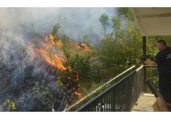 Cetinjski vatrogasci spasili kuće u Velestovu, vatra u Markovini došla do puta Cetinjski vatrogasci spasili kuće u Velestovu, vatra u Markovini došla do puta