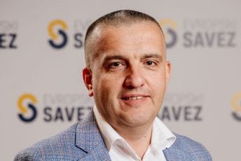 Striković: Pitam se da li je moguće kupiti dušek, doći do stana, istovariti ga za dva minuta i vratiti auto na službeni parking