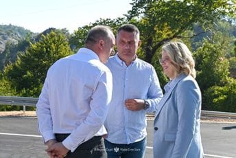 Otvoren put Čekanje-Čevo; Vukićević: Omogućiće se bezbjednije, brže i udobnije putovanje jer će saobraćaj biti izmješten iz gradskog jezgra Cetinja Otvoren put Čekanje-Čevo; Vukićević: Omogućiće se bezbjednije, brže i udobnije putovanje jer će saobraćaj biti izmješten iz gradskog jezgra Cetinja