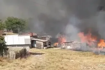 Nikšić: U požaru u naselju pod Trebjesom izgorjelo nekoliko baraka Nikšić: U požaru u naselju pod Trebjesom izgorjelo nekoliko baraka