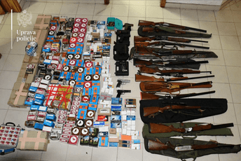 Policija od osumnjičenog za nasilje u porodici oduzela i arsenal oružja Policija od osumnjičenog za nasilje u porodici oduzela i arsenal oružja