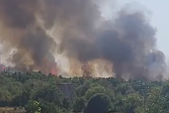 (VIDEO) Voz izazvao požar kod Knina, obustavljen saobraćaj: Na terenu i kanaderi (VIDEO) Voz izazvao požar kod Knina, obustavljen saobraćaj: Na terenu i kanaderi