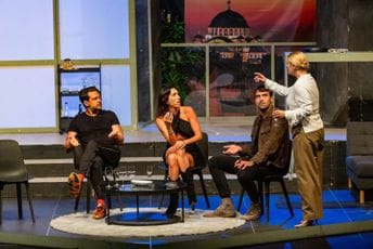 "Laž" BDP-a izvedena na Barskom ljetopisu: Predstava koja živi u trenutku uspjela da zavede publiku "Laž" BDP-a izvedena na Barskom ljetopisu: Predstava koja živi u trenutku uspjela da zavede publiku