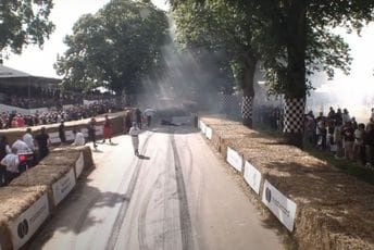 (VIDEO) Debakl Lotusa: Dovezli električnu Eviju na festival i na startu slupali vozilo (VIDEO) Debakl Lotusa: Dovezli električnu Eviju na festival i na startu slupali vozilo