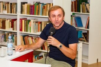 Šehić u Baru predstavio novi roman: „Cimetna pisma, dijamantna stvorenja“ književni vrtlog u kojem se snalazi kako ko umije Šehić u Baru predstavio novi roman: „Cimetna pisma, dijamantna stvorenja“ književni vrtlog u kojem se snalazi kako ko umije