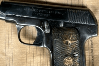 Budva: U plažnom baru uhapšen Podgoričanin, policija kod njega pronašla pištolj izbrušenog broja Budva: U plažnom baru uhapšen Podgoričanin, policija kod njega pronašla pištolj izbrušenog broja