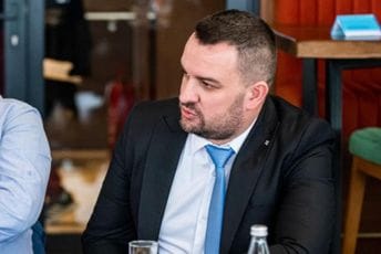 Adrović: Nurkoviću bitno da bude pomoćnik četničkom vojvodi Mandiću, ne smeta ni to što je izabran glasovima poslanika ex DF-a Adrović: Nurkoviću bitno da bude pomoćnik četničkom vojvodi Mandiću, ne smeta ni to što je izabran glasovima poslanika ex DF-a