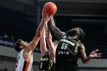 Momenat za istoriju: Postignuta je prva 'četvorka' u košarci, evo sa koje razdaljine (VIDEO) Momenat za istoriju: Postignuta je prva 'četvorka' u košarci, evo sa koje razdaljine (VIDEO)