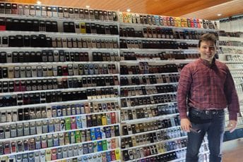 Srušio sve rekorde: Ovaj čovjek ima najviše različitih tipova mobilnih telefona na planeti (VIDEO) Srušio sve rekorde: Ovaj čovjek ima najviše različitih tipova mobilnih telefona na planeti (VIDEO)