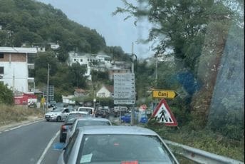 (FOTO) Saobraćajni kolaps na primorju: Kolone i prema Cetinju (FOTO) Saobraćajni kolaps na primorju: Kolone i prema Cetinju