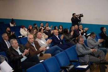 Odbornici Opštine Zeta podižu sebi naknade za 100 eura Odbornici Opštine Zeta podižu sebi naknade za 100 eura