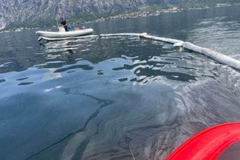 Izlilo se mašinsko ulje kod Kotora; UPSUL: Spriječeno širenje materije zalivom (FOTO) Izlilo se mašinsko ulje kod Kotora; UPSUL: Spriječeno širenje materije zalivom (FOTO)