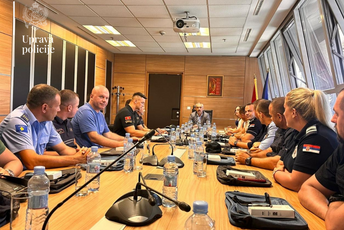 U Crnoj Gori angažovano 56 policajaca iz Srbije, Albanije, Hrvatske, S. Makedonije, Italije, Kosova i Ruminije U Crnoj Gori angažovano 56 policajaca iz Srbije, Albanije, Hrvatske, S. Makedonije, Italije, Kosova i Ruminije