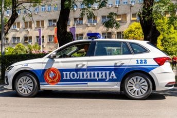 Policija odgovorila Dukaju: Zastave Albanije na vozilima bile su suprotne zakonu, vlasnici su ih sami uklonili