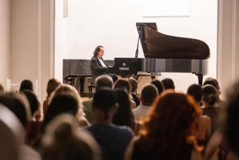 Više od muzike: Ciprien Katsaris otvorio Međunarodni pijanistički festival u Kotoru Više od muzike: Ciprien Katsaris otvorio Međunarodni pijanistički festival u Kotoru