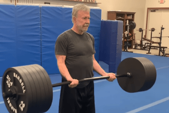 (VIDEO) Čak Noris diže tegove sa 84 godine i šali se na svoj račun (VIDEO) Čak Noris diže tegove sa 84 godine i šali se na svoj račun