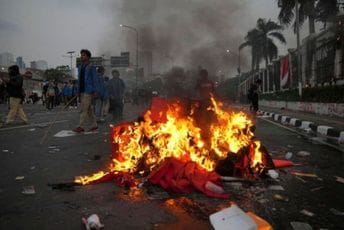 Hiljade Indonežana pokušalo da upadne u parlament zbog izmjena izbornog zakona Hiljade Indonežana pokušalo da upadne u parlament zbog izmjena izbornog zakona