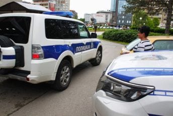 U Beogradu uhapšene četiri osobe: Terete se da su ukrali blizu pola miliona eura, pronađen i hekler kod jednog od osumnjičenih U Beogradu uhapšene četiri osobe: Terete se da su ukrali blizu pola miliona eura, pronađen i hekler kod jednog od osumnjičenih