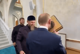 Putin u Čečeniji: Poljubio Kuran (VIDEO) Putin u Čečeniji: Poljubio Kuran (VIDEO)