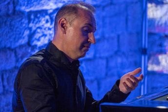 Grad teatar: Virtuozne izvedbe Simona Trpčeskog zaslužile ovacije budvanske publike Grad teatar: Virtuozne izvedbe Simona Trpčeskog zaslužile ovacije budvanske publike