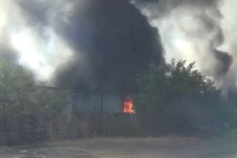 U požaru u Leskovcu povrijeđen vatrogasac U požaru u Leskovcu povrijeđen vatrogasac