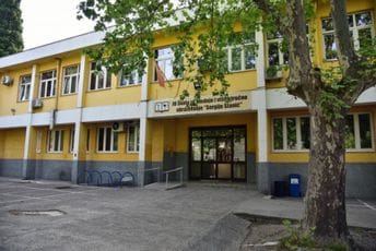 Dio zaposlenih SSS „Sergije Stanić“ ostao bez uvećanja plata: Tvrde da je direktor samovoljno donio odluku, prijećeno im i otkazima Dio zaposlenih SSS „Sergije Stanić“ ostao bez uvećanja plata: Tvrde da je direktor samovoljno donio odluku, prijećeno im i otkazima