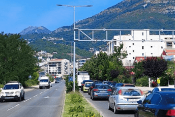 Udes kod Bara, kilometarske kolone ka Sutomoru Udes kod Bara, kilometarske kolone ka Sutomoru