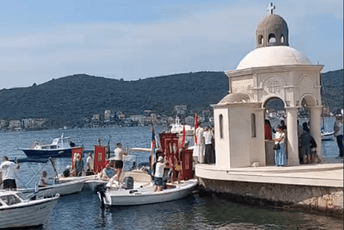 (VIDEO) Trobojke na barkama na skupu kod nelegalne krstionice u Tivtu (VIDEO) Trobojke na barkama na skupu kod nelegalne krstionice u Tivtu