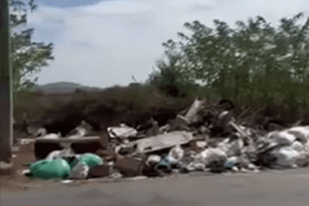 (VIDEO) Gomila smeća pored punih kontejnera u Tološima; Aranitović: Prava slika stanja gradske uprave (VIDEO) Gomila smeća pored punih kontejnera u Tološima; Aranitović: Prava slika stanja gradske uprave