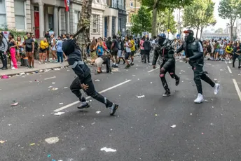 Horor na karnevalu u Londonu: Izbodeno troje, ženska osoba kritično Horor na karnevalu u Londonu: Izbodeno troje, ženska osoba kritično