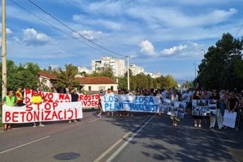 (FOTO/VIDEO) Protest građana u Podgorici: Zabjelčani blokirali saobraćaj, zahtijevaju da se stavi van snage Detaljni urbanistički plan (FOTO/VIDEO) Protest građana u Podgorici: Zabjelčani blokirali saobraćaj, zahtijevaju da se stavi van snage Detaljni urbanistički plan