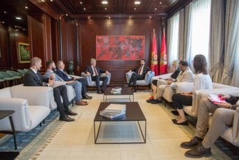 Milatović primio novoimenovane ambasadore Crne Gore u četiri države Milatović primio novoimenovane ambasadore Crne Gore u četiri države