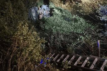 Ulcinj: Kamion sa cistjernom sletio sa puta, vatrogasci izvukli dvije osobe Ulcinj: Kamion sa cistjernom sletio sa puta, vatrogasci izvukli dvije osobe