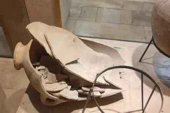 Zanimalo ga šta je unutra: Dječak u muzeju u Izraelu razbio bokal star četiri hiljade godina Zanimalo ga šta je unutra: Dječak u muzeju u Izraelu razbio bokal star četiri hiljade godina