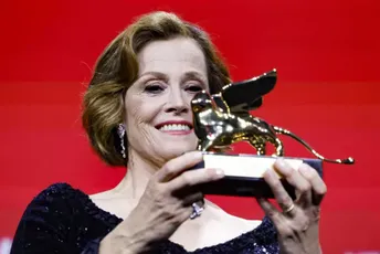 Počela Mostra: Počasni Zlatni lav za Sigorni Viver, ovacije za Moniku Belući, Majkla Kitona, Vinonu Rajder... Počela Mostra: Počasni Zlatni lav za Sigorni Viver, ovacije za Moniku Belući, Majkla Kitona, Vinonu Rajder...