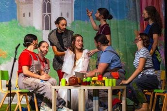 Omiljena bajka u muzičko-scenskom ruhu: Dječja opera „Snežana i sedam patuljaka“ oduševila barske mališane Omiljena bajka u muzičko-scenskom ruhu: Dječja opera „Snežana i sedam patuljaka“ oduševila barske mališane