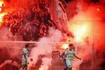 Haos na meču Olimpije i Rijeke: "Armada" na pola sata prekinula utakmicu, gosti gube pet razlike (VIDEO) Haos na meču Olimpije i Rijeke: "Armada" na pola sata prekinula utakmicu, gosti gube pet razlike (VIDEO)