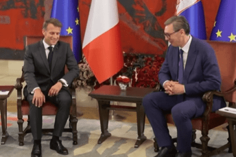 Makron kod Vučića: Srbija kupuje 12 francuskih borbenih aviona 'Rafal', vrijednost ugovora 2,7 milijardi eura Makron kod Vučića: Srbija kupuje 12 francuskih borbenih aviona 'Rafal', vrijednost ugovora 2,7 milijardi eura