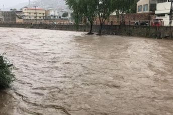 U klizištu u Pakistanu poginulo 12 ljudi, većinom djece U klizištu u Pakistanu poginulo 12 ljudi, većinom djece