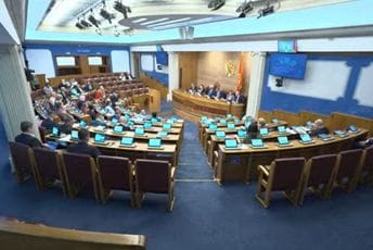 CGO: Poslanici vratili moć ministru prosvjete da razrješava direktore škola, obrazovanje ponovo postaje “politička pijaca”