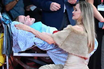 (VIDEO) Anđelina Džoli oduševila potezom na Mostri: Kleknula kako bi pozdravila teško bolesnog fana (VIDEO) Anđelina Džoli oduševila potezom na Mostri: Kleknula kako bi pozdravila teško bolesnog fana