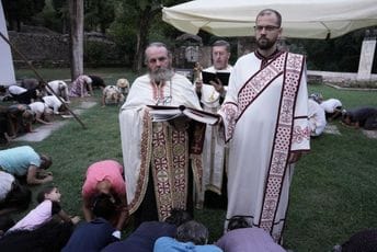 Podgorica: Vjernici Srpske crkve kleče pred popovima Podgorica: Vjernici Srpske crkve kleče pred popovima