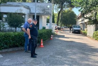 Ispred RTCG stigla i policija Ispred RTCG stigla i policija