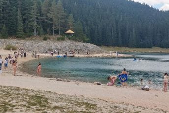(FOTO) Kupanje za kraj avgusta: Pogledajte kako je danas na Crnom jezeru (FOTO) Kupanje za kraj avgusta: Pogledajte kako je danas na Crnom jezeru