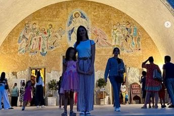 Milena Milatović sa kćerkom na molebanu povodom početka školske godine Milena Milatović sa kćerkom na molebanu povodom početka školske godine