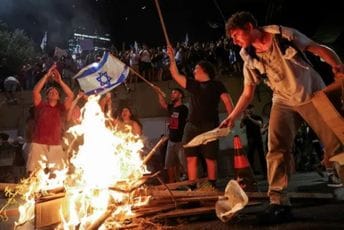 Hiljade Izraelaca protestovalo, pozivi na štrajk nakon smrti šestoro talaca Hiljade Izraelaca protestovalo, pozivi na štrajk nakon smrti šestoro talaca
