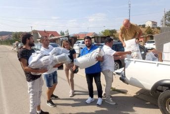 Nikšić: Uručena pomoć romskim porodicama nakon požara Nikšić: Uručena pomoć romskim porodicama nakon požara