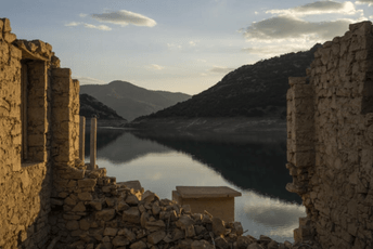 (FOTO) Temperaturni rekordi i nezabilježena suša u Grčkoj: Selo izronilo iz vještačkog jezera (FOTO) Temperaturni rekordi i nezabilježena suša u Grčkoj: Selo izronilo iz vještačkog jezera